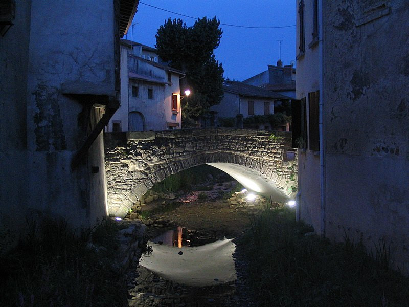 MonumentumFr's tweet photo. Mesure publique, maison du Poids public et pont à #Billom (#PuyDeDôme) Petit pont à une arche en ellipse, avec tablier légèrement bombé. La partie de son parapet s'appuyant contre l'ancienne maison du poids pub...
Suite 👉 https://t.co/0FCT6ZfUJq
#Patrimoine #MonumentHistorique https://t.co/wxg7ElqJNL