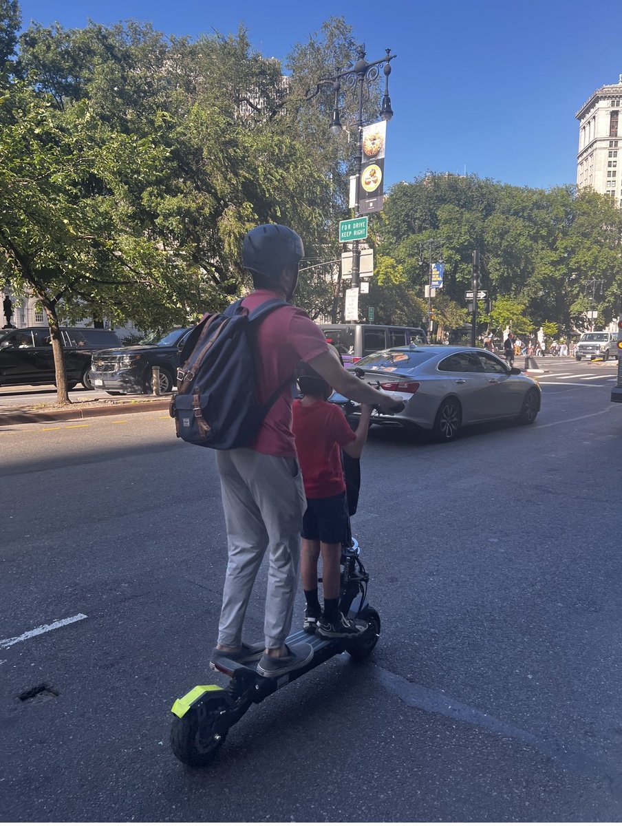 nyc_evsa's tweet photo. What’s wrong with this picture? ⁦@NYCCouncil⁩ ⁦@NYC_DOT⁩ ⁦@NYCMayor⁩ ⁦@GovKathyHochul⁩ https://t.co/bl1XSAv7Dv