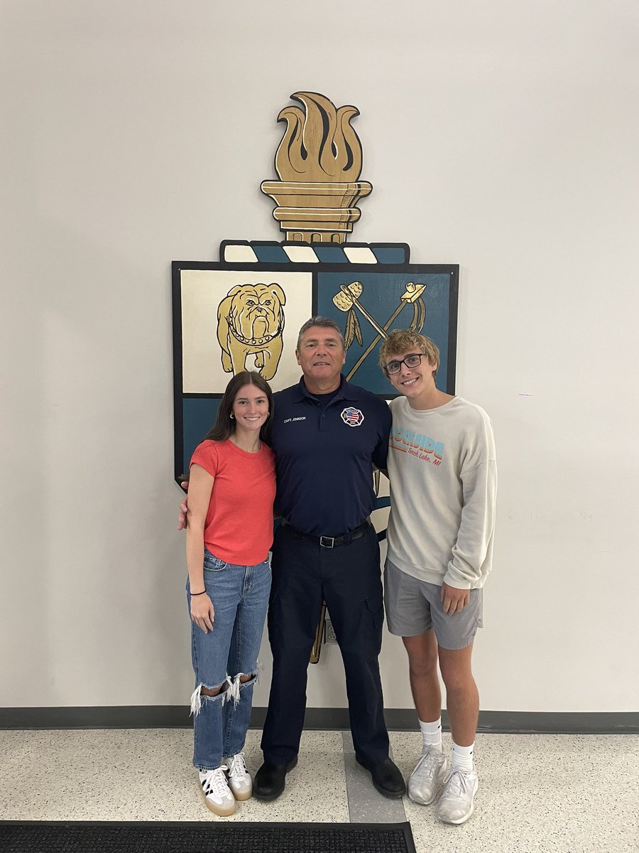 DefianceHS's tweet image. Patriot Day - 9/11/24

Thank you to Defiance Fire Department Captain Steve Johnson for his service and dedication and participation in today’s remembrance of 9/11/01, led by Student Council president Dylan Johnson and National Honor Society president Kendall Nolan.