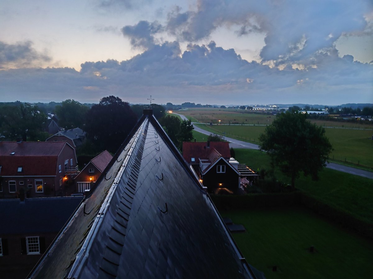 Één van de vele redenen waarom ik van mijn werk houd. Tijdens onderzoek naar #vleermuizen de ochtendschemer aanschouwen vanaf een kerktoren. :⁠-⁠)