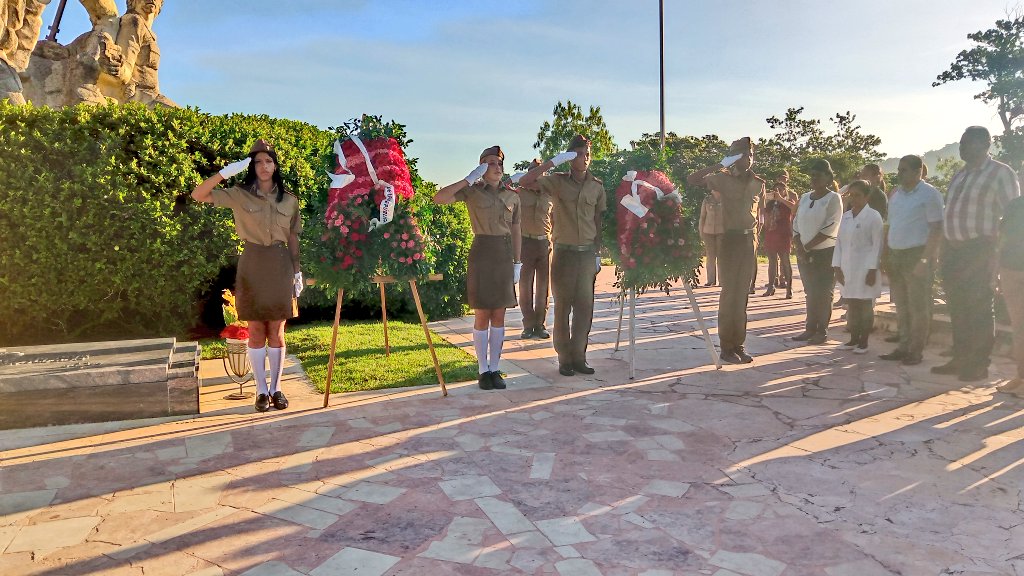 Ofrendas florales del General de Ejército Raúl Castro Ruz, del Primer Secretario del <a href="/PartidoPCC/">Partido Comunista de Cuba</a> y Presidente 🇨🇺 <a href="/DiazCanelB/">Miguel Díaz-Canel Bermúdez</a>, del presidente del CE Esteban Lazo, y del pueblo de #Cuba, fueron depositadas ante la tumba del Comandante de la Revolución Juan Almeida.
#SantiagoDeCuba