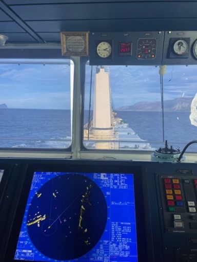 Fartøyet #Ruby er underveis fra ankring ved Vannvåg i Troms. Eskorteres av offshore tug Amber II. Overvåkes rutinemessig av #VardøVTS og har #los om bord. Første stopp Andfjorden og ankring Myrflesa. Så seilas mot Klaipeda Litauen for verkstedopphold.
#kystverket #sikkerseilas