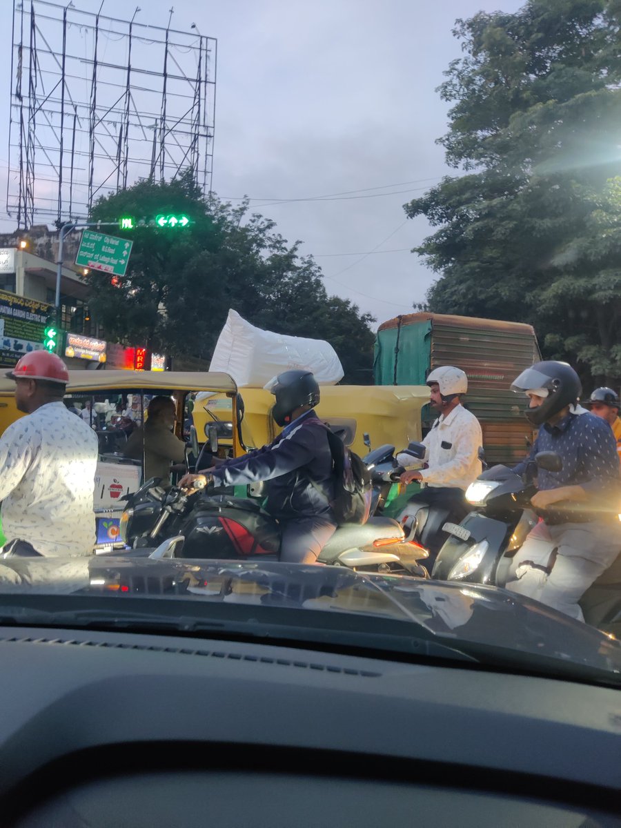 rogerkrish's tweet photo. Another day same story. The traffic madness continues. Is there any point to this. Thanks to manual signals again all junctions are chocked. Allyou do is move vehicles from one junction to another which is already chocked. 
Does the government even care??? https://t.co/I5KanqE2Rx