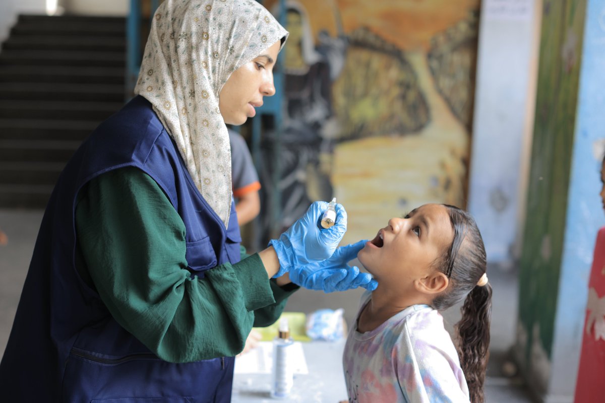 UNRWAes's tweet photo. A pesar del tremendo incidente de ayer, cuando el ejército israelí detuvo un convoy con personal de @UN que viajaba para proporcionar vacunas contra la #polio, nuestros equipos han podido vacunar a miles de niños en el norte #Gaza hoy. https://t.co/ws4CIxDwaE