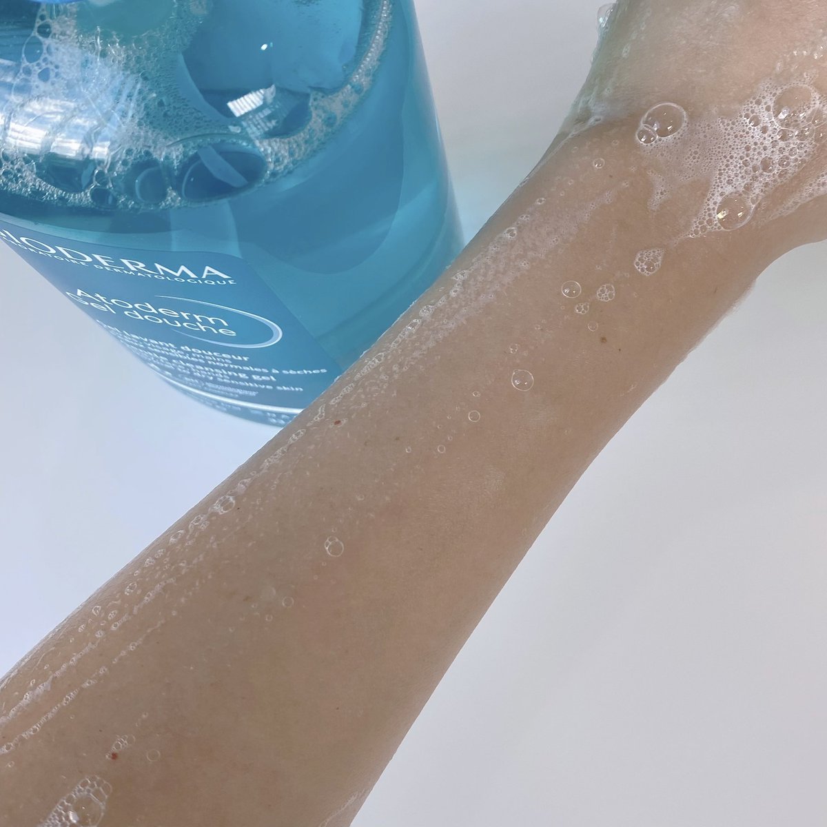 georgiehae's tweet photo. เจลอาบน้ำสามีญประจำบ้านต้องยกให้ตัวนี้ Bioderma Atoderm Gel Douche ที่ไปสอยมาจากบิวเทรี่ยม ขวดใหญ่สะใจมากกก เจลอาบน้ำสีฟ้า อาบเสร็จละผิวลื่นมาก สูตรนี้เขามีคอปเปอร์สีฟ้าที่ช่วยกำจัดแบคทีเรียอีกด้วย ต้องลอง!! #Bioderma #Atoderm https://t.co/6DwaWYJ0ap