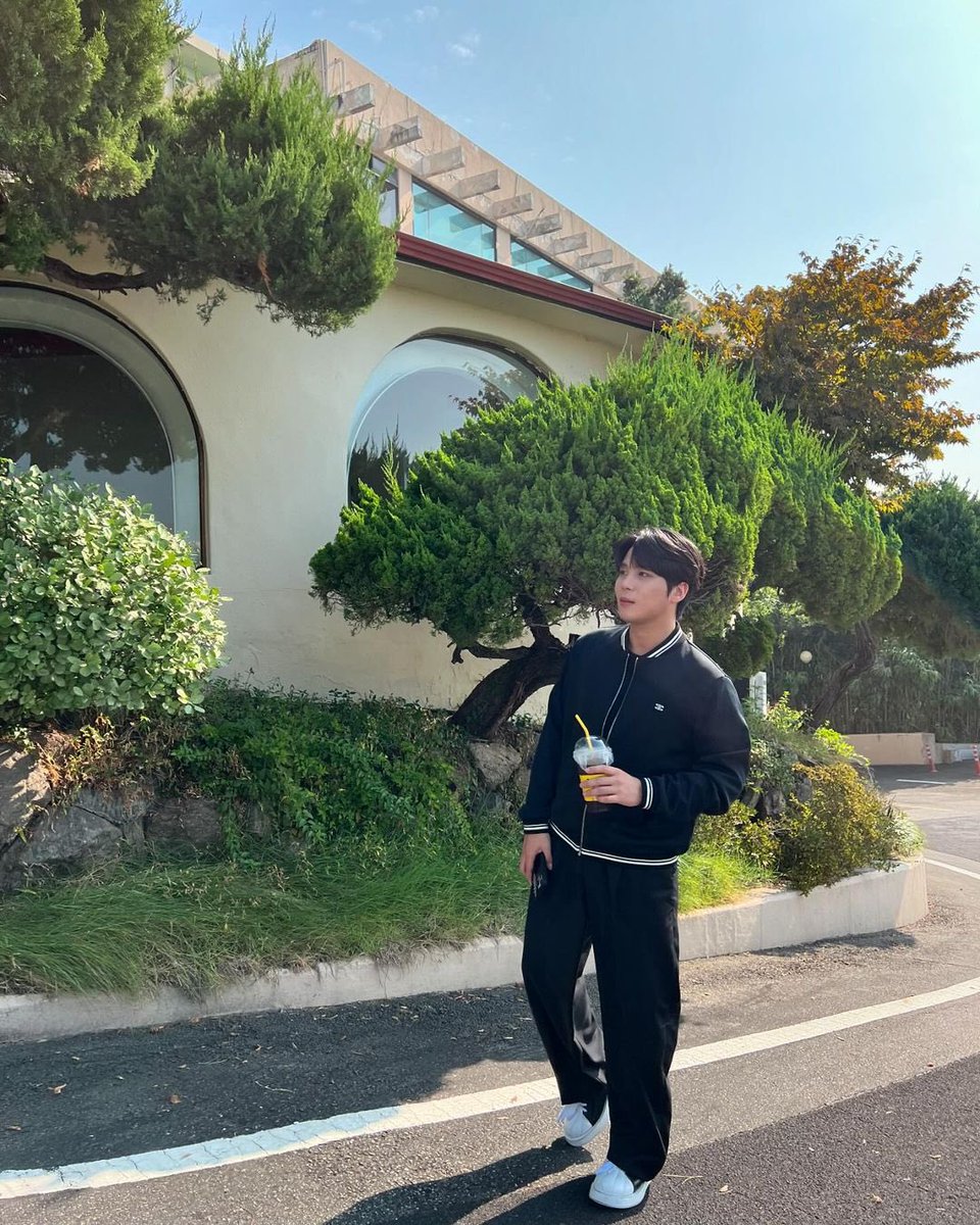 CHJONGH0's tweet photo. [📸] 240911 #JONGHO instagram post 

" the weather is nice ☀️ " https://t.co/VcvLGId1bZ