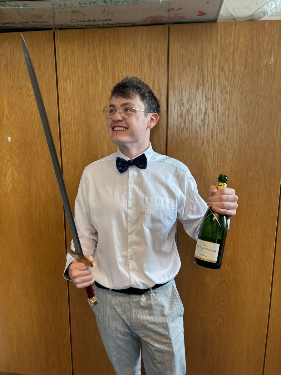 Dr <a href="/sammccalmont/">Sam McCalmont</a> from the <a href="/LeilaSakura7/">Leila</a> group took the “defence” of his PhD thesis very literally 😆 Huge congrats, Sam! Thanks to examiners: Dr John Slattery from <a href="/ChemistryatYork/">Chemistry at York</a> and Prof. <a href="/ChunfeiWu/">Chunfei Wu</a> at <a href="/QUBCCE/">QUB - Chemistry & Chemical Engineering</a>