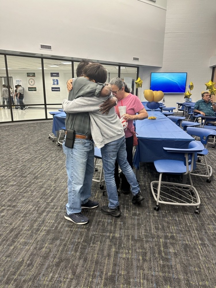 AliceJohnsonJrH's tweet photo. Celebrating the love and wisdom of our amazing grandparents! 💙 Thank you for sharing your stories and making lasting memories with our scholars. #GrandparentsDay #HornetNation 🐝💛 https://t.co/5XZLzqk5CS