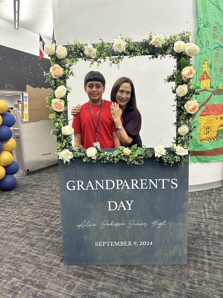 AliceJohnsonJrH's tweet photo. Celebrating the love and wisdom of our amazing grandparents! 💙 Thank you for sharing your stories and making lasting memories with our scholars. #GrandparentsDay #HornetNation 🐝💛 https://t.co/5XZLzqk5CS