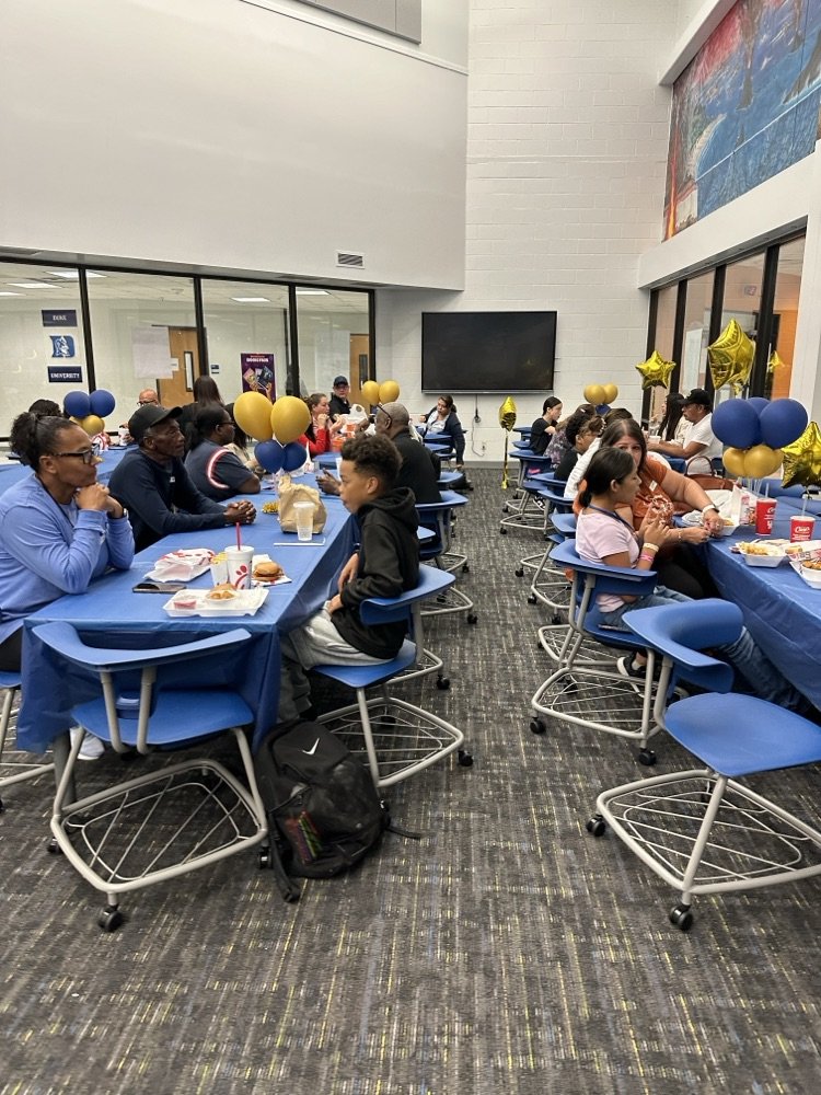 AliceJohnsonJrH's tweet photo. Celebrating the love and wisdom of our amazing grandparents! 💙 Thank you for sharing your stories and making lasting memories with our scholars. #GrandparentsDay #HornetNation 🐝💛 https://t.co/5XZLzqk5CS