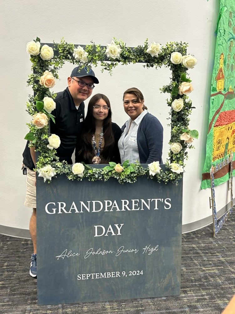 AliceJohnsonJrH's tweet photo. Celebrating the love and wisdom of our amazing grandparents! 💙 Thank you for sharing your stories and making lasting memories with our scholars. #GrandparentsDay #HornetNation 🐝💛 https://t.co/5XZLzqk5CS