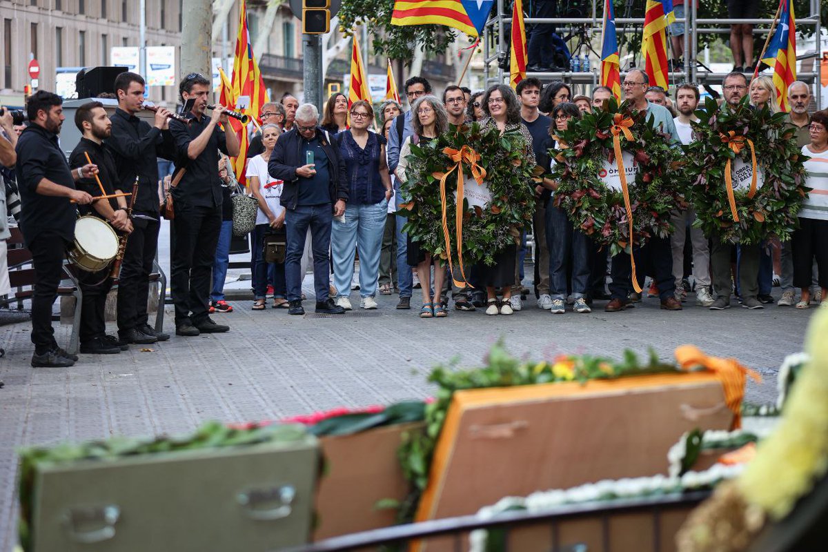 EUROLANG (@eurolang) on Twitter photo Feliç Diada Nacional Catalana a tots els nostres amics de Catalunya 💕#ELEN2024. <a href="/omnium/">Òmnium Cultural</a> <a href="/llenguacat/">Plataforma per la Llengua 📢</a> <a href="/AccioCulturalPV/">Acció Cultural del País Valencià</a> <a href="/ocbcat/">Obra Cultural Balear</a> <a href="/elciemen/">CIEMEN</a> <a href="/elinhgj/">Elin Haf Gruffydd Jones</a> Feliç Diada Nacional Catalana a tots els nostres amics de Catalunya 💕#ELEN2024. <a href="/omnium/">Òmnium Cultural</a> <a href="/llenguacat/">Plataforma per la Llengua 📢</a> <a href="/AccioCulturalPV/">Acció Cultural del País Valencià</a> <a href="/ocbcat/">Obra Cultural Balear</a> <a href="/elciemen/">CIEMEN</a> <a href="/elinhgj/">Elin Haf Gruffydd Jones</a>