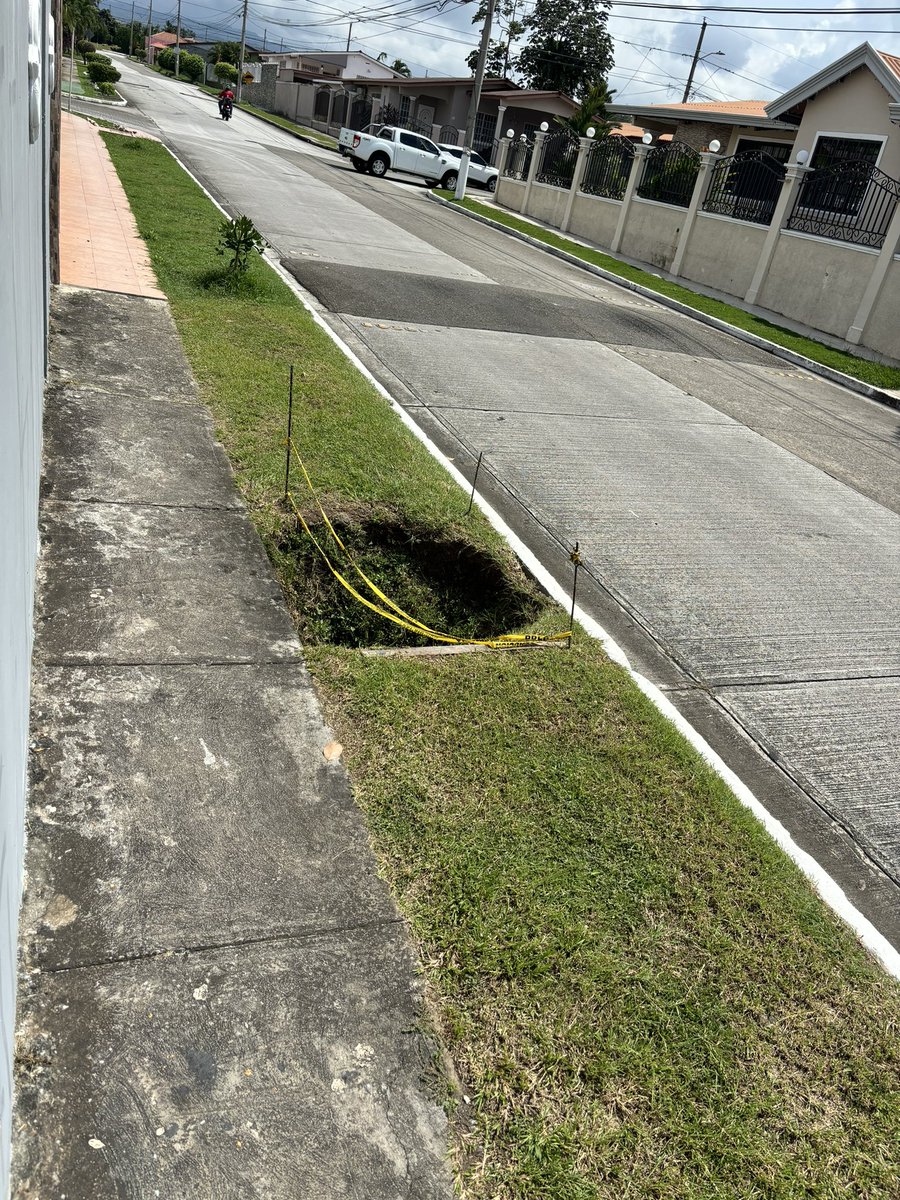 HPGerrypd's tweet photo. @irmaehernandezb buen día respetada alcaldesa. Favor su apoyo para que pasen a reparar hueco en servidumbre en Ave. 22 Norte, entre Calle 33 y 34 Norte. Lleva años así. https://t.co/Ya2StBIXLL
