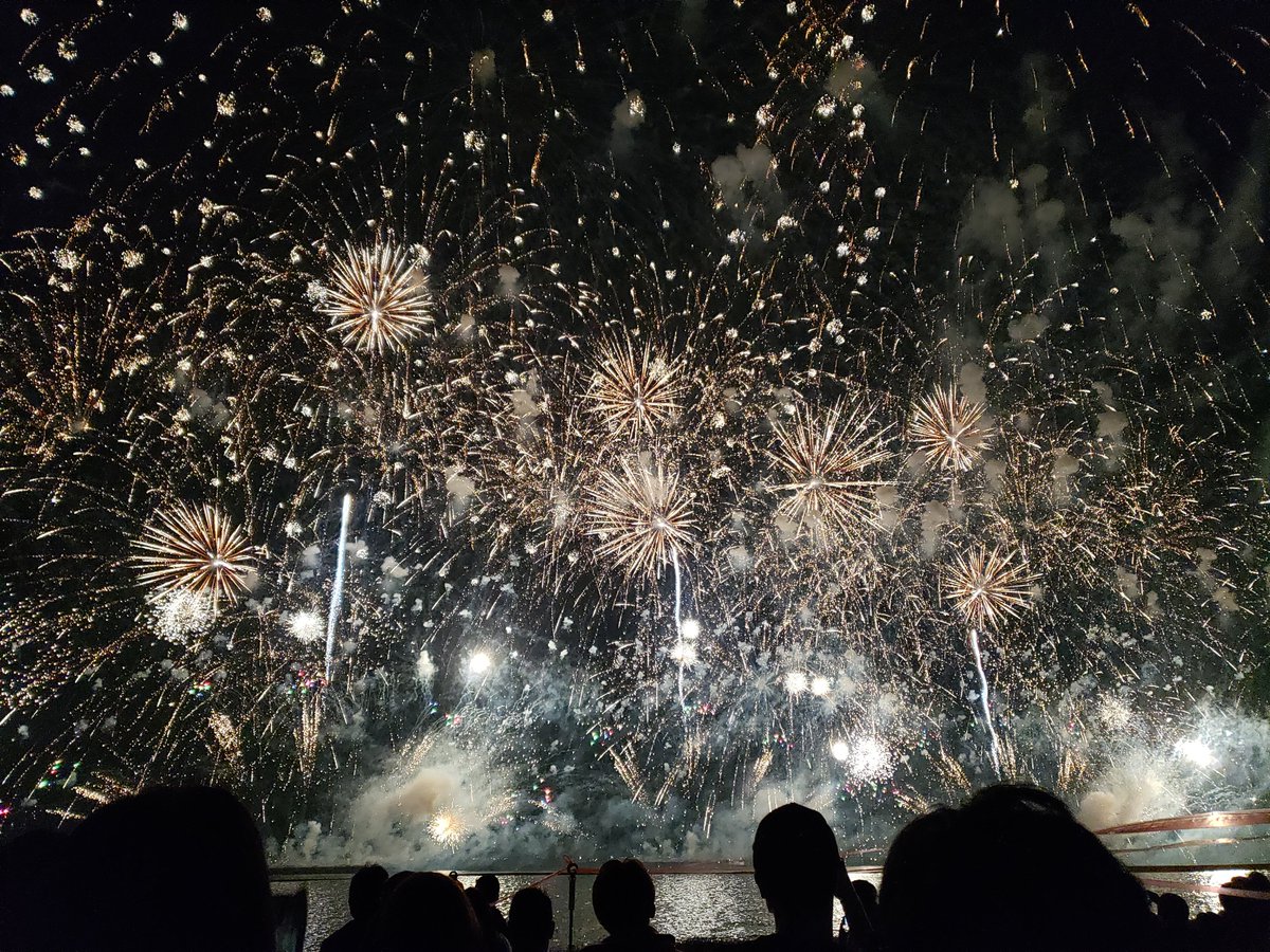 FieurePlays's tweet photo. The Rising event definitely felt like a callback to the fireworks show they did last year in Tokyo Bay, wish I could see the real thing again ❤❤❤ #ffxiv #ff14 https://t.co/5hUbClYh4d