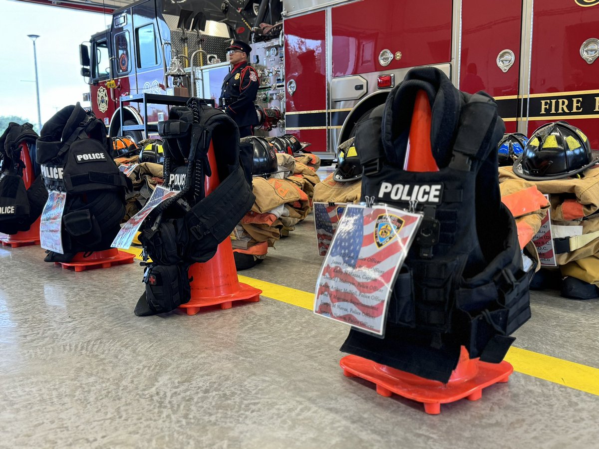 RivieraBeachPD's tweet photo. Today, we honor the memory of the heroes and victims of September 11, 2001. We reflect on the bravery of the first responders who ran toward danger to protect and save lives, and we remember the innocent lives lost on that tragic day. #NeverForget #911 #RBPD #HonorAndRemembrance https://t.co/jRqQyPu95z