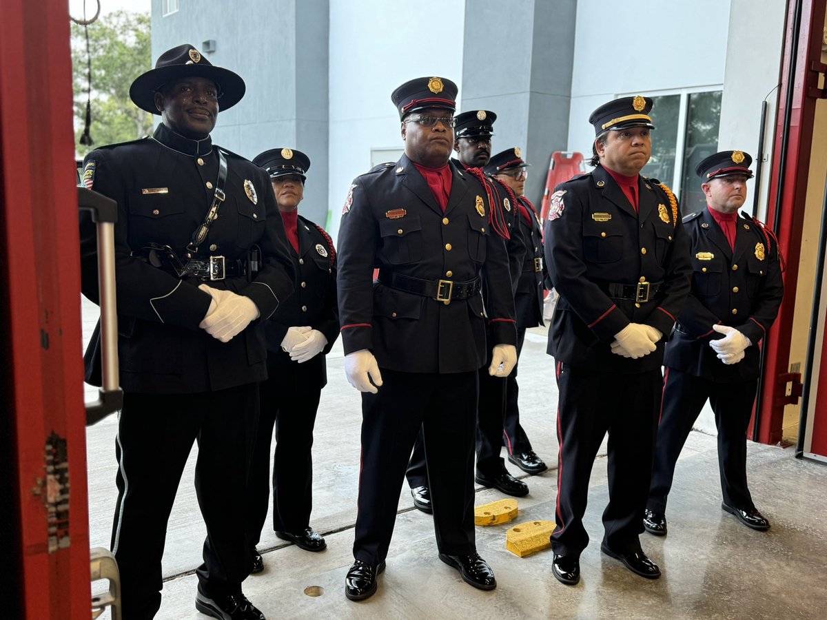 RivieraBeachPD's tweet photo. Today, we honor the memory of the heroes and victims of September 11, 2001. We reflect on the bravery of the first responders who ran toward danger to protect and save lives, and we remember the innocent lives lost on that tragic day. #NeverForget #911 #RBPD #HonorAndRemembrance https://t.co/jRqQyPu95z