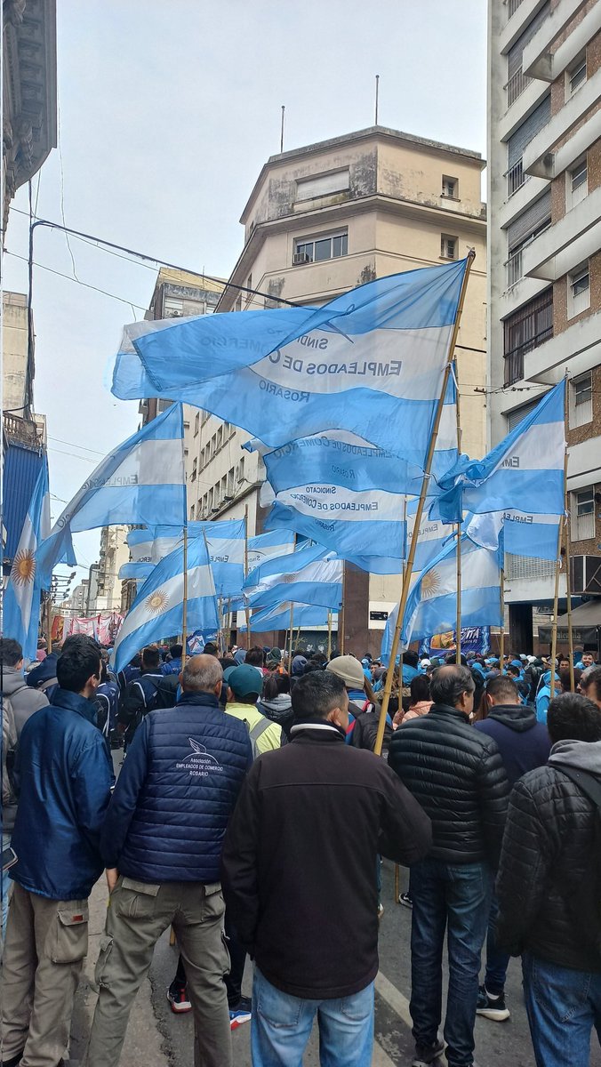 Venimos a acompañar a quienes hicieron con su trabajo este país y ahora enfrentan a quienes lo quieren destruir. No al veto, por una jubilación digna.
#NoAlVeto #AecMarcha