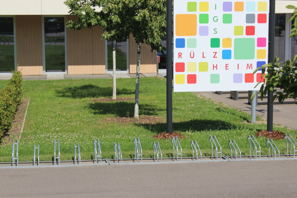 KreisGER's tweet image. #Entwarnung an der IGS #Rülzheim: Nach einer #Bombendrohung am Morgen hat die @PP_Rheinpfalz das Gebäude mit Spürhunden durchsucht und Entwarnung gegeben. Landrat Brechtel und der Erste Kreisbeigeordnete Buttweiler bedanken sich bei allen Beteiligten für ihr besonnenes Handeln.