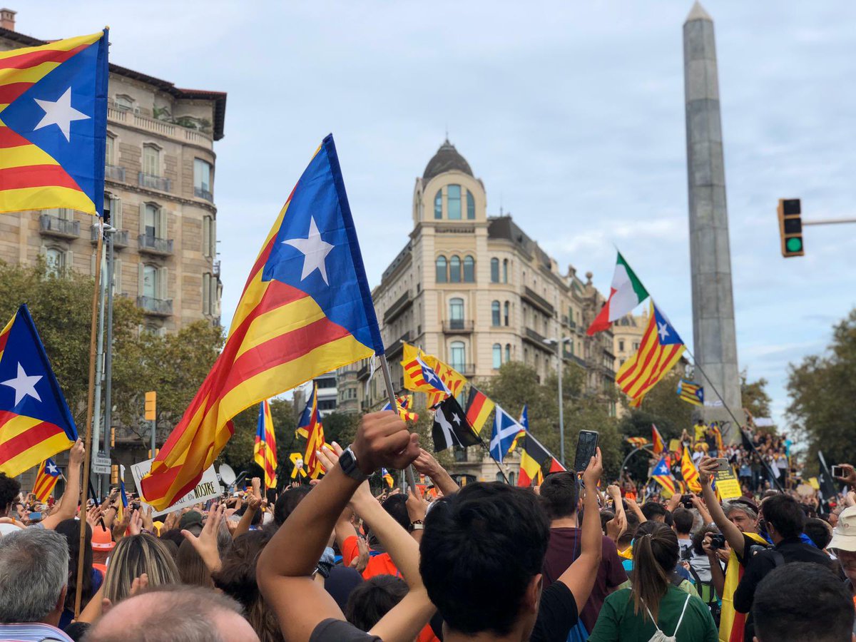 Qui sap si algun dia… (tornarem a anar tots a l’una). Mentrestant, quan vius fora de casa, diuen que tot es magnifica en dates assenyalades… Bona Diada catalanes i catalans! 
💛❤️💛❤️💛❤️💛❤️💛