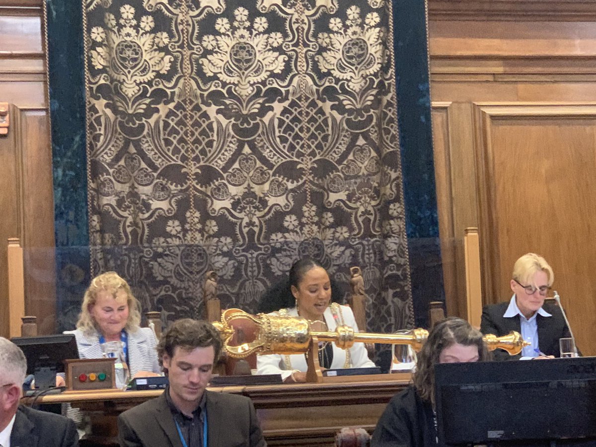 For the first time in nearly 400 years, we have 3 women at the top of Leeds City Council!! Welcome <a href="/mpext/">Mariana Pexton</a> to your role of interim Chief Executive at Leeds City Council. First woman to hold the role. Looking forward to working with you !!!