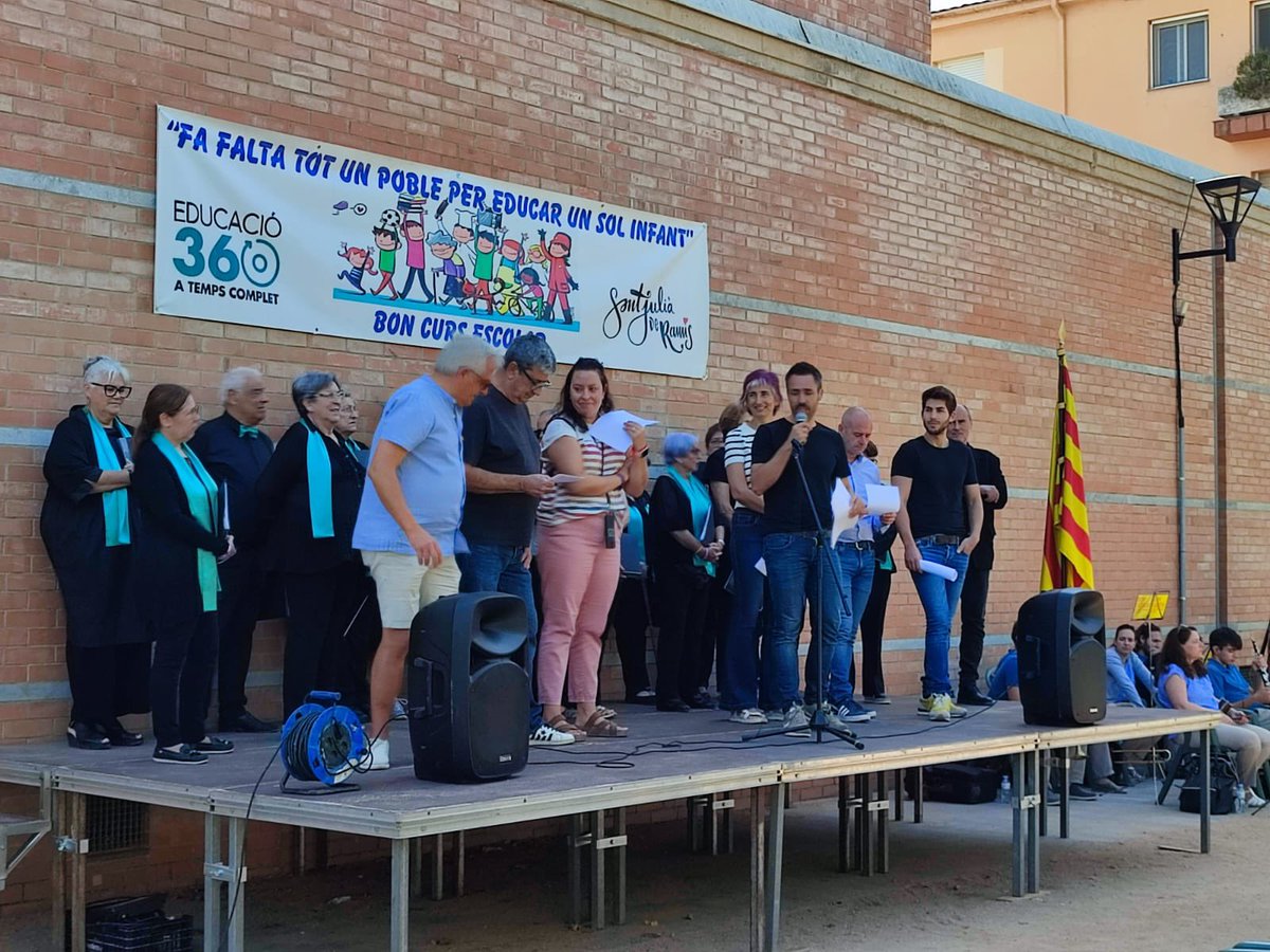 MarcPuigtio's tweet photo. Acte instucional de l’Ajuntament a #StJuliaDeRamis i #Medinya en motiu de la Diada Nacional de Catalunya‼️ #Diada2023 #11S #11S2023 #ErcStJulia #SomLaTevaVeu https://t.co/dcINzPlRAt