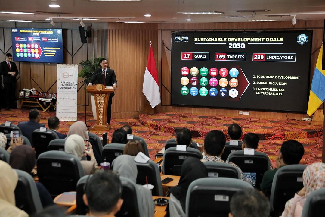 AgusYudhoyono's tweet photo. Pagi ini kembali ke @Unair_Official untuk menjadi Keynote Speech di forum  "International Conference of Unair Postgraduate School 2024". Dengan tema "Transformation Towards The 2030 Sustainable Development Agenda: Multidisciplinary Approaches", membahas bagaimana menyiapkan sebuah action untuk mewujudkan pembangunan yang berkelanjutan (SDGs 2030). 

Kuncinya adalah ekonomi Indonesia maju, rakyat sejahtera, tetapi lingkungan tidak dikorbankan, karena bagaimanapun ini harus kita jaga bersama-sama.

Insya Allah kita bisa bersama memberikan solusi yang baik dan tepat sasaran dengan pendekatan yang bukan hanya dari satu ilmu tapi dari berbagai multidispliner.