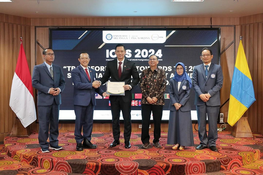 AgusYudhoyono's tweet photo. Pagi ini kembali ke @Unair_Official untuk menjadi Keynote Speech di forum  "International Conference of Unair Postgraduate School 2024". Dengan tema "Transformation Towards The 2030 Sustainable Development Agenda: Multidisciplinary Approaches", membahas bagaimana menyiapkan sebuah action untuk mewujudkan pembangunan yang berkelanjutan (SDGs 2030). 

Kuncinya adalah ekonomi Indonesia maju, rakyat sejahtera, tetapi lingkungan tidak dikorbankan, karena bagaimanapun ini harus kita jaga bersama-sama.

Insya Allah kita bisa bersama memberikan solusi yang baik dan tepat sasaran dengan pendekatan yang bukan hanya dari satu ilmu tapi dari berbagai multidispliner.
