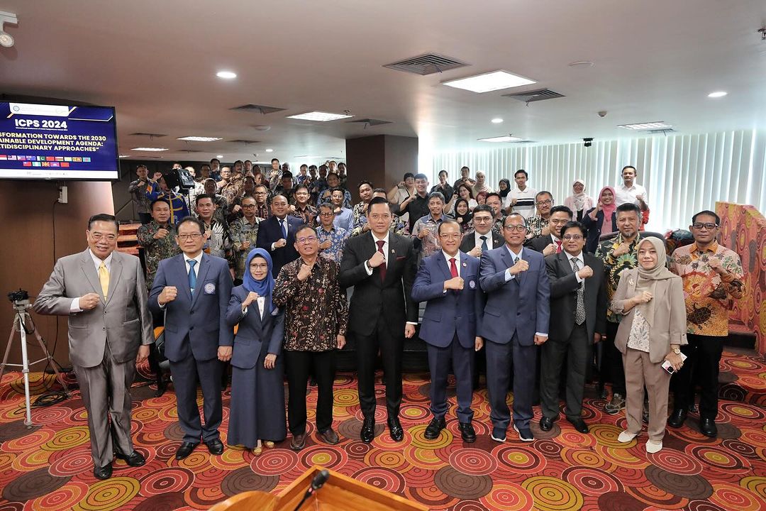 Agus Harimurti Yudhoyono (AHY) (@agusyudhoyono) on Twitter photo Pagi ini kembali ke <a href="/Unair_Official/">Universitas Airlangga</a> untuk menjadi Keynote Speech di forum "International Conference of Unair Postgraduate School 2024". Dengan tema "Transformation Towards The 2030 Sustainable Development Agenda: Multidisciplinary Approaches", membahas bagaimana menyiapkan Pagi ini kembali ke <a href="/Unair_Official/">Universitas Airlangga</a> untuk menjadi Keynote Speech di forum "International Conference of Unair Postgraduate School 2024". Dengan tema "Transformation Towards The 2030 Sustainable Development Agenda: Multidisciplinary Approaches", membahas bagaimana menyiapkan