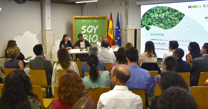 FBiodiversidad's tweet photo. 📢 Impulsamos la incorporación de criterios ecológicos en las contrataciones de la Administración Pública a través de un nuevo manual que acabamos de presentar.

Elaborado por @UAHes, con el apoyo de @mitecogob.

👉 Contribuye al Plan de Contratación Pública Ecológica.