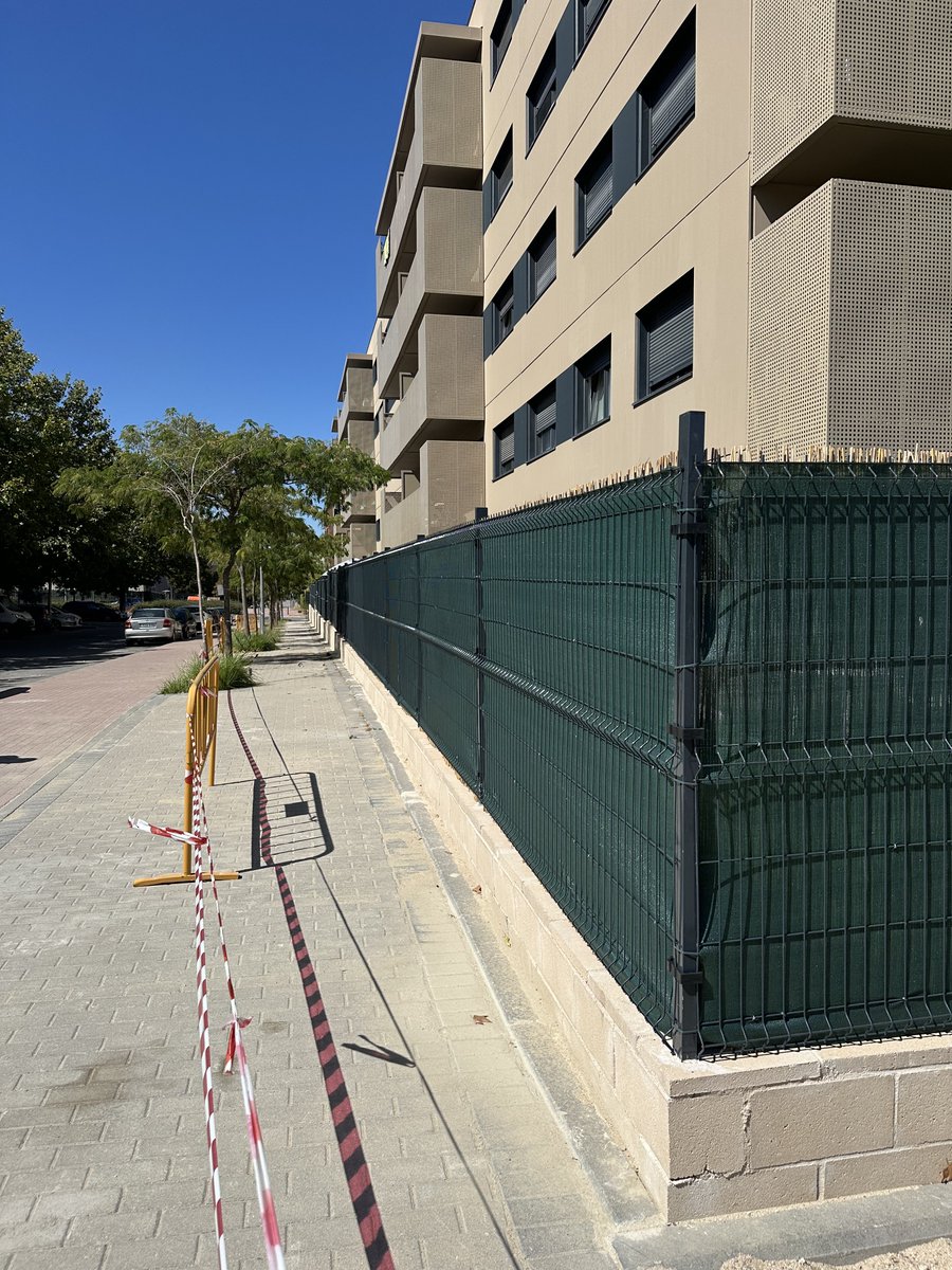 PlanSobrevive's tweet photo. ¿Por qué se permite ocupar la vía pública de esta manera por una propiedad privada?  ¿O lo ha autorizado el ayuntamiento? @AytoAlcorcon @c_mantenimiento #Alcorcon Más de un mes así https://t.co/NUH3GM4S9h