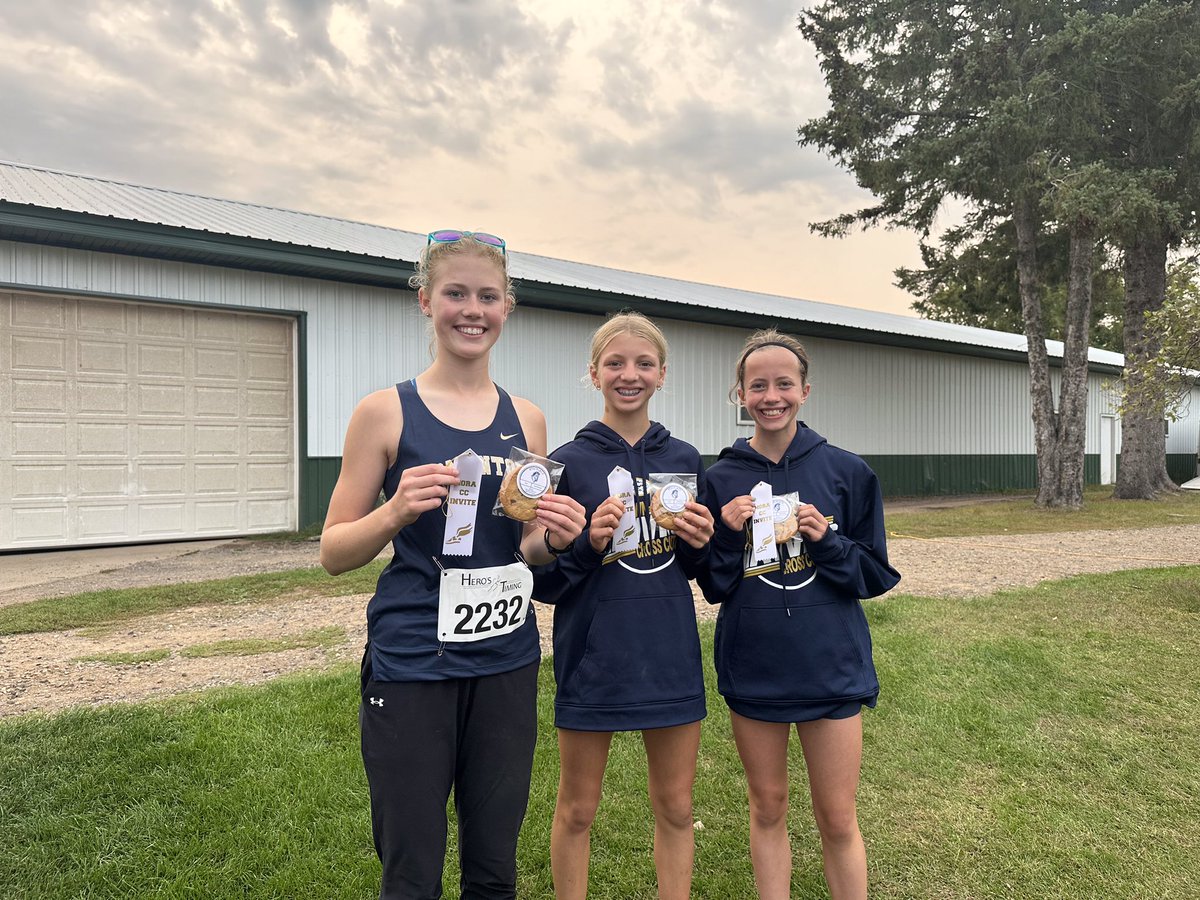 HCrosscountry's tweet photo. Another great CC meet for the Hawks!  Cooper placed 11th in the boys 5K, Ferrah placed 8th, Zoey placed 9th, Kenzie placed 12th in the girls 5K. Nora placed 1st in her fourth straight Middle School 2 mile race!! https://t.co/VBXGNtws7N