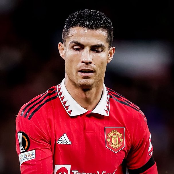 VibesFoot's tweet photo. 💬 Cristiano Ronaldo critique Erik Ten Hag 😬

« À mon avis, Man United doit tout reconstruire. Quand l’entraîneur dit qu’il ne peut pas se battre pour la PL et la LDC... 

Tu n’as pas le droit de dire ça en tant qu’entraîneur d'un tel club ! Il peut se le dire à lui, que l’équipe n’a peut-être pas le potentiel pour ça, mais pas en public. Il doit dire qu’il va essayer, et il doit vraiment essayer. » 🤔

🗣️ Podcast Five