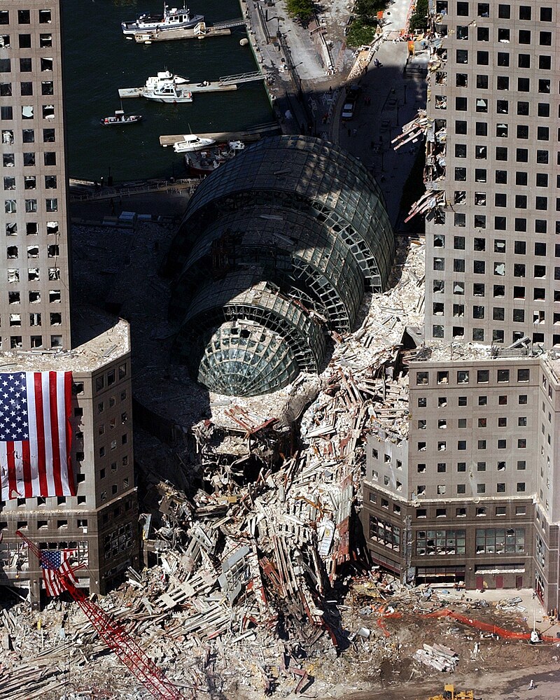 LaHoraMX's tweet photo. Hoy #11deSeptiembre se cumplen 23 años del atentado a las Torres Gemelas.  

Un 11 de septiembre de 2001 Al Qaeda atacó el centro de Nueva York con dos aviones, otro contra el Pentágono y un cuarto se estrelló en Pensilvania. 

Fue el día más oscuro para Estados Unidos y para el mundo.

Murieron 2977 personas y 25 mil resultaron heridas, entre ellas varios mexicanos.
