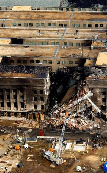 LaHoraMX's tweet photo. Hoy #11deSeptiembre se cumplen 23 años del atentado a las Torres Gemelas.  

Un 11 de septiembre de 2001 Al Qaeda atacó el centro de Nueva York con dos aviones, otro contra el Pentágono y un cuarto se estrelló en Pensilvania. 

Fue el día más oscuro para Estados Unidos y para el mundo.

Murieron 2977 personas y 25 mil resultaron heridas, entre ellas varios mexicanos.