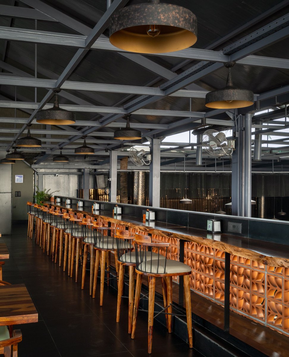 elledecorindia's tweet image. Read more: rb.gy/n8rh2v

#EDDesign At Pincode 24 Bengaluru by ROAR Design Studio industrial chic meets cosmopolitan rustic
⁠
#elledecor #elledecorindia #bengaluru #thingstodoinbengaluru #pubinteriors #pincode24