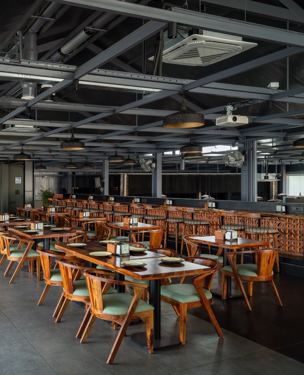 elledecorindia's tweet image. Read more: rb.gy/n8rh2v

#EDDesign At Pincode 24 Bengaluru by ROAR Design Studio industrial chic meets cosmopolitan rustic
⁠
#elledecor #elledecorindia #bengaluru #thingstodoinbengaluru #pubinteriors #pincode24