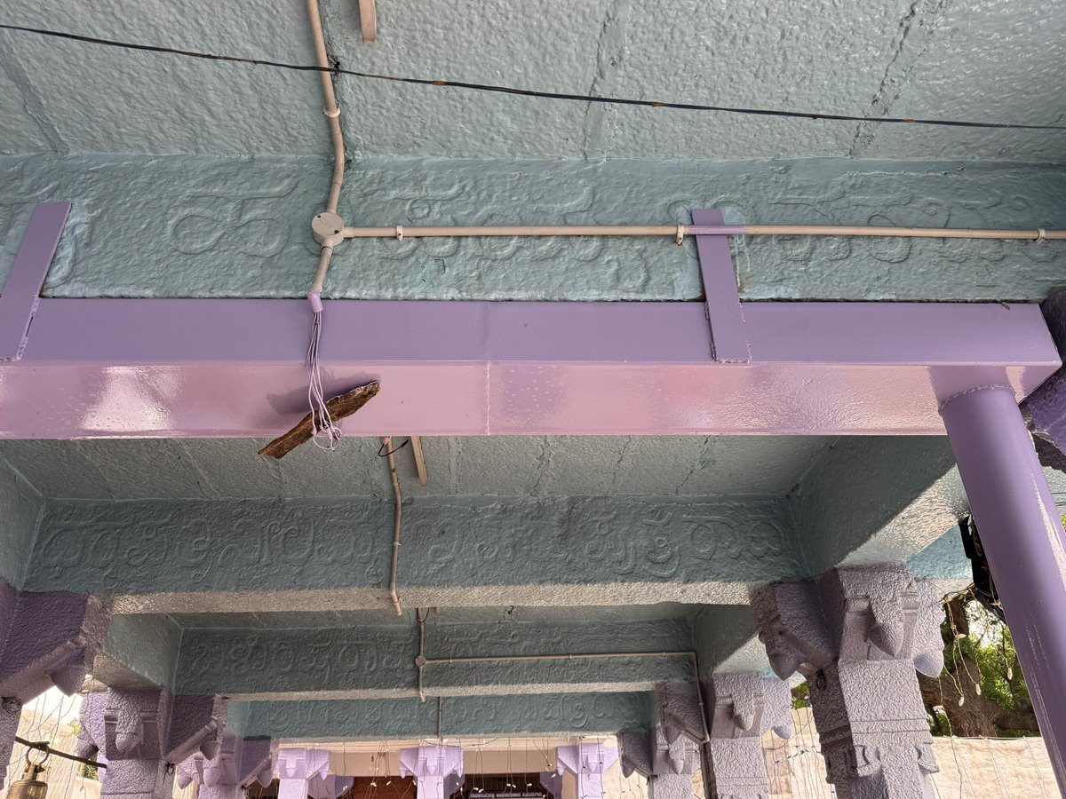MallikarjunaNH's tweet photo. Even though this temple is technically in Anantapur district, AP now, this century-old temple was built by Kannadigas. As you can see, some of the stone roof pillars have Kannadiga donor names and was built in 1941. Even now, temple receipts are in Kannada. Ballari belonged to Kannada Nadu even before independence, and the surrounding border villages are still majority Kannadigas. 💛❤️
ಇನ್ನೊಂದು ಸಲ ಯಾವನಾದ್ರೂ ರಾಯನಾಡು ರಪ್ಪನಾಡು ಮೊಸರುನಾಡು ಕೆಸರುನಾಡು ಅಂತ ಬಂದ್ರೆ ಕೆರ ತಗೊಂಡು ಪರ ಪರ ಅಂತ ಹೊಡಿತಿವಿ. 👊
#Ballari #Bellary