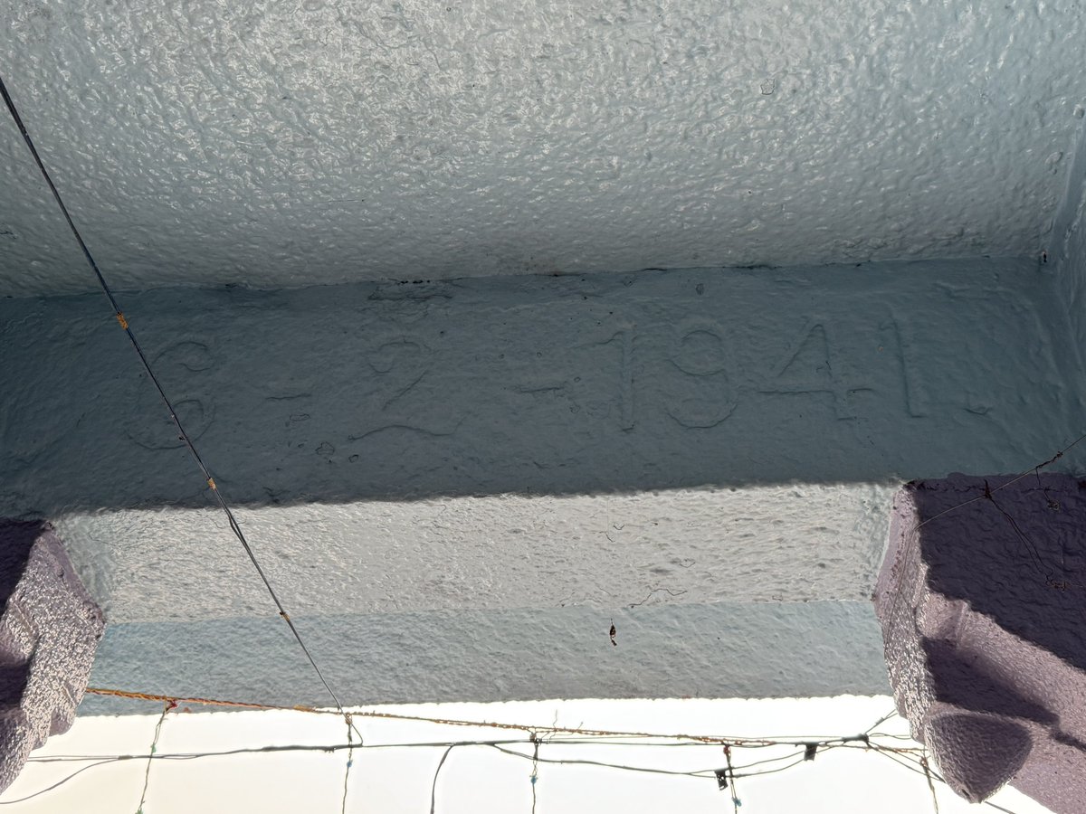 MallikarjunaNH's tweet photo. Even though this temple is technically in Anantapur district, AP now, this century-old temple was built by Kannadigas. As you can see, some of the stone roof pillars have Kannadiga donor names and was built in 1941. Even now, temple receipts are in Kannada. Ballari belonged to Kannada Nadu even before independence, and the surrounding border villages are still majority Kannadigas. 💛❤️
ಇನ್ನೊಂದು ಸಲ ಯಾವನಾದ್ರೂ ರಾಯನಾಡು ರಪ್ಪನಾಡು ಮೊಸರುನಾಡು ಕೆಸರುನಾಡು ಅಂತ ಬಂದ್ರೆ ಕೆರ ತಗೊಂಡು ಪರ ಪರ ಅಂತ ಹೊಡಿತಿವಿ. 👊
#Ballari #Bellary
