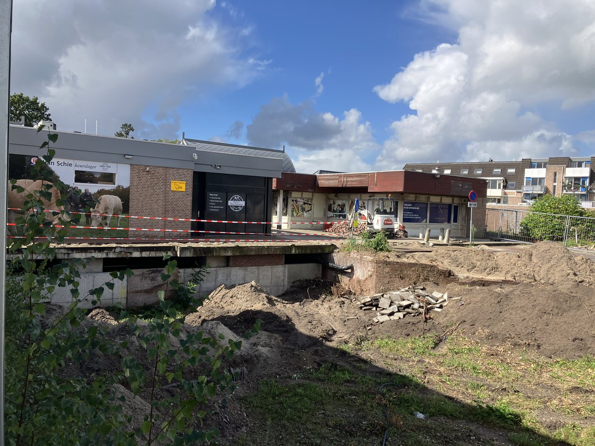 Vandaag in de #kwinkelier, op het Plein en aan de Sperwerlaan trappen buiten gebruik; paadje naar Uilenpad dicht.