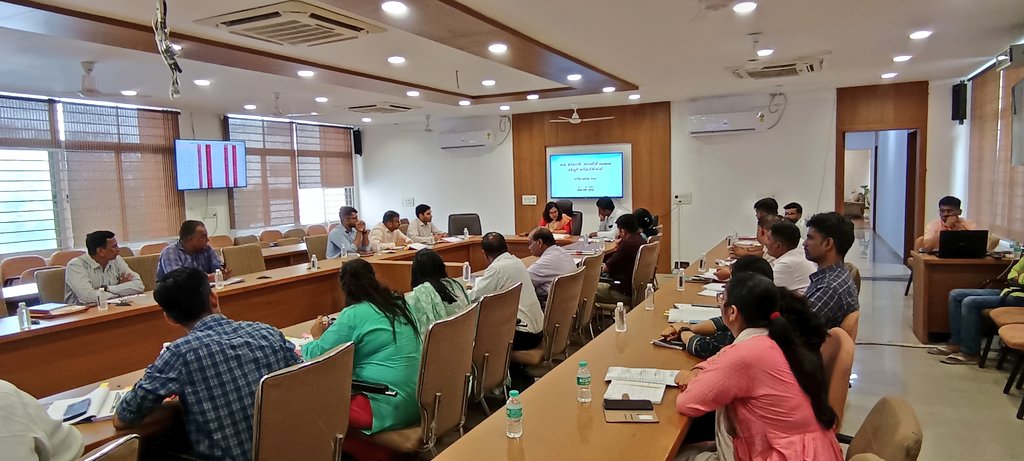 CollectorArv's tweet photo. મહેસુલી અધિકારીઓની માસિક સમીક્ષા બેઠક અંતગર્ત #iRCMS, #RFMS, #iORA, #CMDASHBOARD રીપોર્ટ, મહેસૂલી પત્રકોની માહિતી તથા પડતર અરજીઓ/પત્રકોનો નિકાલ સંદર્ભે કામગીરીની સમીક્ષા તેમજ રીવ્યુ કરી જરૂરી સૂચનો કર્યા. @revenuegujarat @CMOGuj https://t.co/SktGUzWWT3