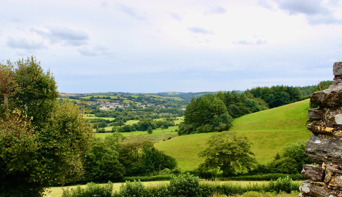 BytheWayTours's tweet photo. Certainly looks a secure location...
The ancient &amp; historic Restormel Castle, majestically perched on a hill with commanding views over Lostwithiel...
An impressive castle built in the late 13th century and was visited by Edward, the Black Prince...

#cornishhistory #Cornwall https://t.co/7BYtvoYpNZ