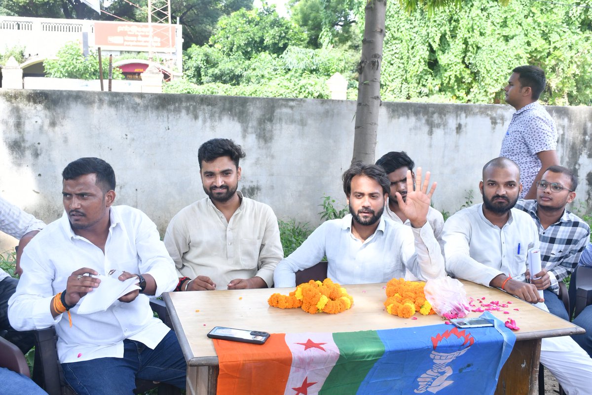 AjayBaagi's tweet photo. आज इलाहाबाद में @nsui प्रयागराज ज़ोन में स्थित जनपदों के प्रभारियों व जिले के एनएसयूआई कार्यकर्ताओं के साथ संगठन सृजन एवं सदस्यता अभियान को लेकर बैठक हुई।

इस दौरान प्रदेश प्रभारी अनुराग राज त्रिवेदी व अध्यक्ष रिषभ पाण्डेय की मौजूदगी में दर्जनों छात्रों ने संगठन की सदस्यता ली। https://t.co/awYMZd7bk4