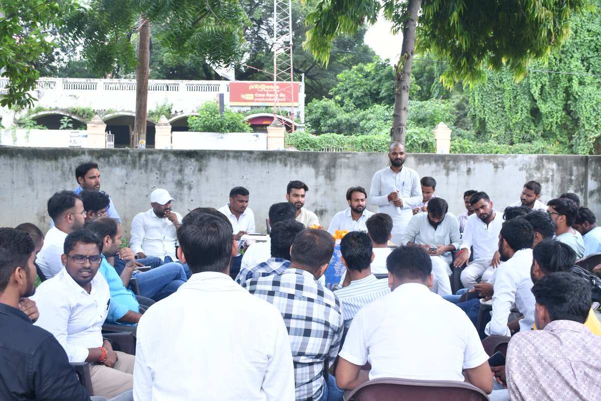 AjayBaagi's tweet photo. आज इलाहाबाद में @nsui प्रयागराज ज़ोन में स्थित जनपदों के प्रभारियों व जिले के एनएसयूआई कार्यकर्ताओं के साथ संगठन सृजन एवं सदस्यता अभियान को लेकर बैठक हुई।

इस दौरान प्रदेश प्रभारी अनुराग राज त्रिवेदी व अध्यक्ष रिषभ पाण्डेय की मौजूदगी में दर्जनों छात्रों ने संगठन की सदस्यता ली। https://t.co/awYMZd7bk4