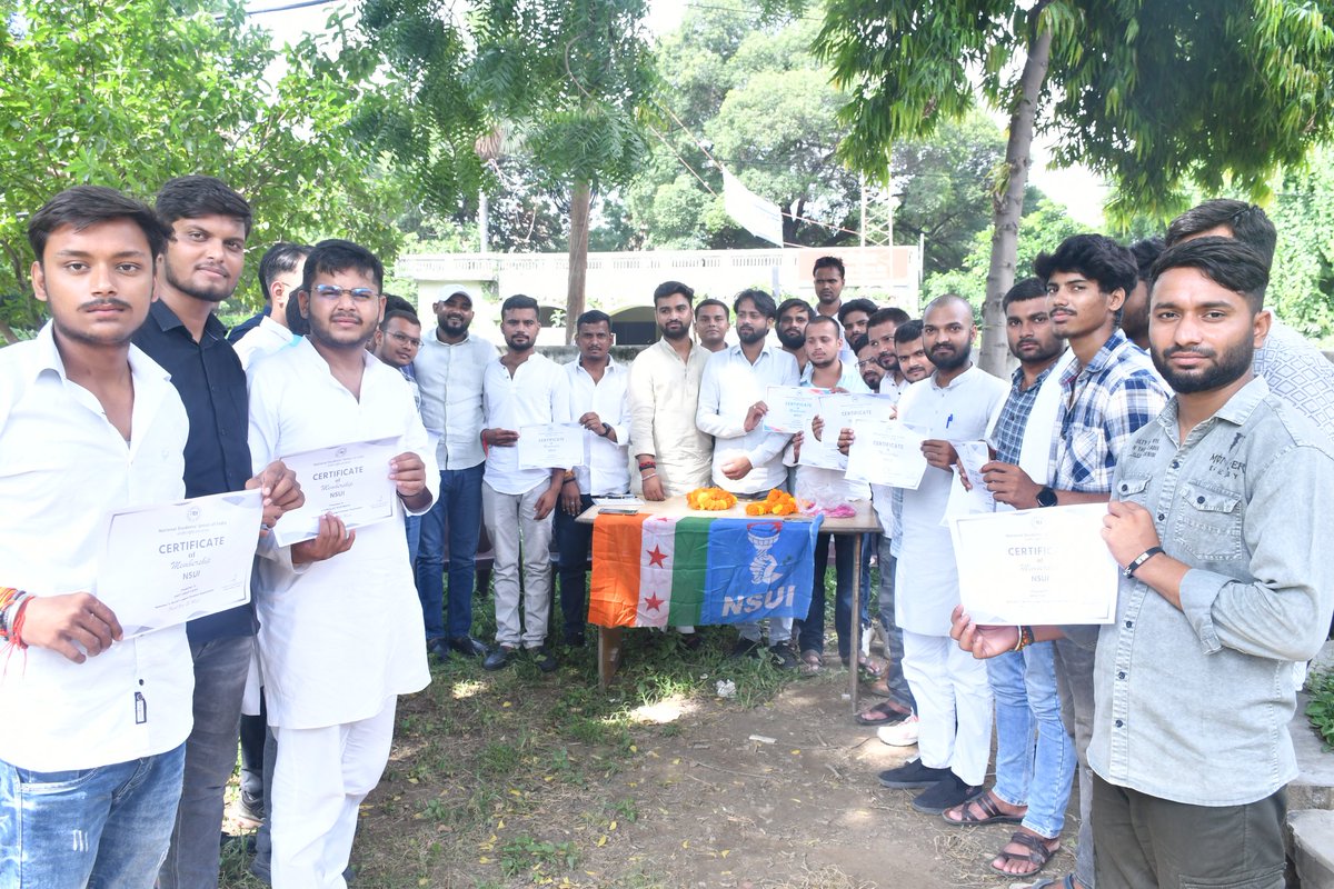 AjayBaagi's tweet photo. आज इलाहाबाद में @nsui प्रयागराज ज़ोन में स्थित जनपदों के प्रभारियों व जिले के एनएसयूआई कार्यकर्ताओं के साथ संगठन सृजन एवं सदस्यता अभियान को लेकर बैठक हुई।

इस दौरान प्रदेश प्रभारी अनुराग राज त्रिवेदी व अध्यक्ष रिषभ पाण्डेय की मौजूदगी में दर्जनों छात्रों ने संगठन की सदस्यता ली। https://t.co/awYMZd7bk4