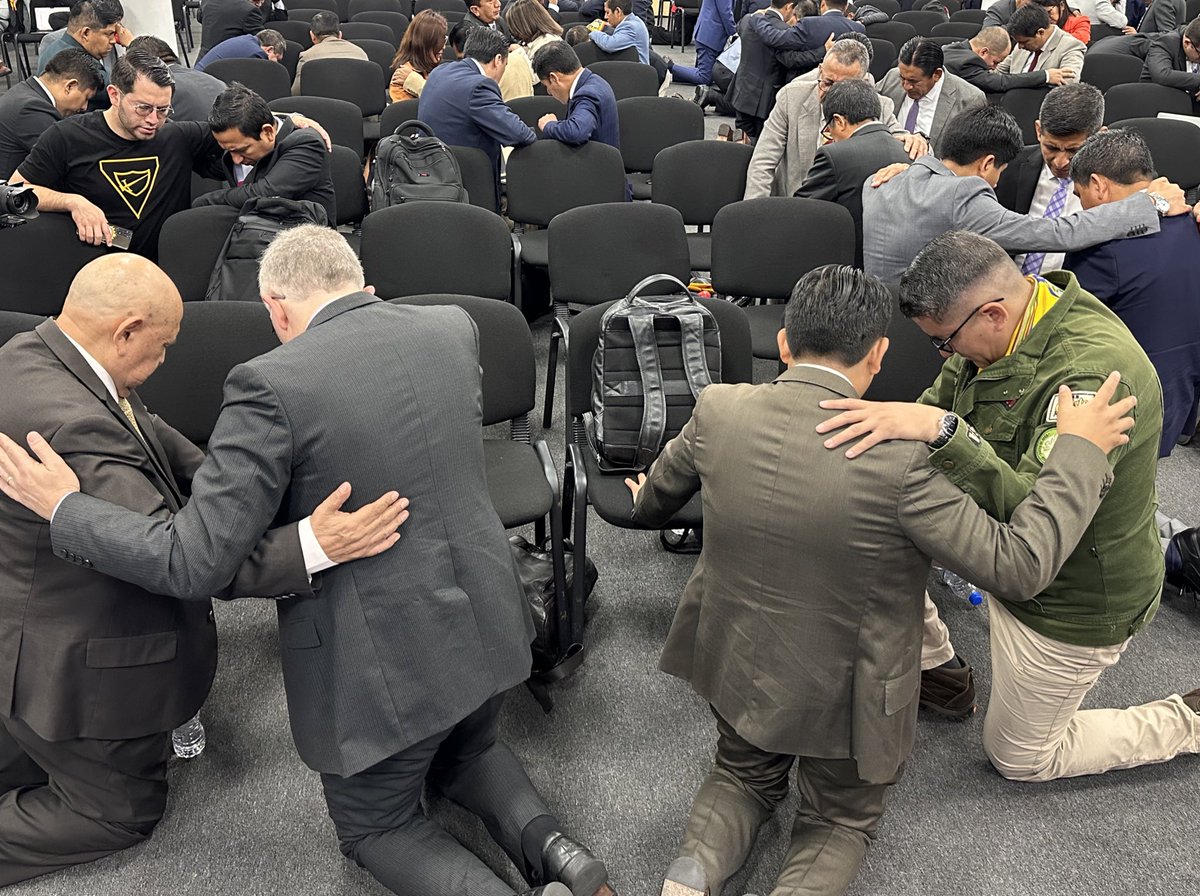 🔴#AHORA | Los líderes de la iglesia e instituciones adventistas del sur peruano oran por el corazón de iglesia, durante el desarrollo del momento espiritual del #CADEUPS2024 

#Día2