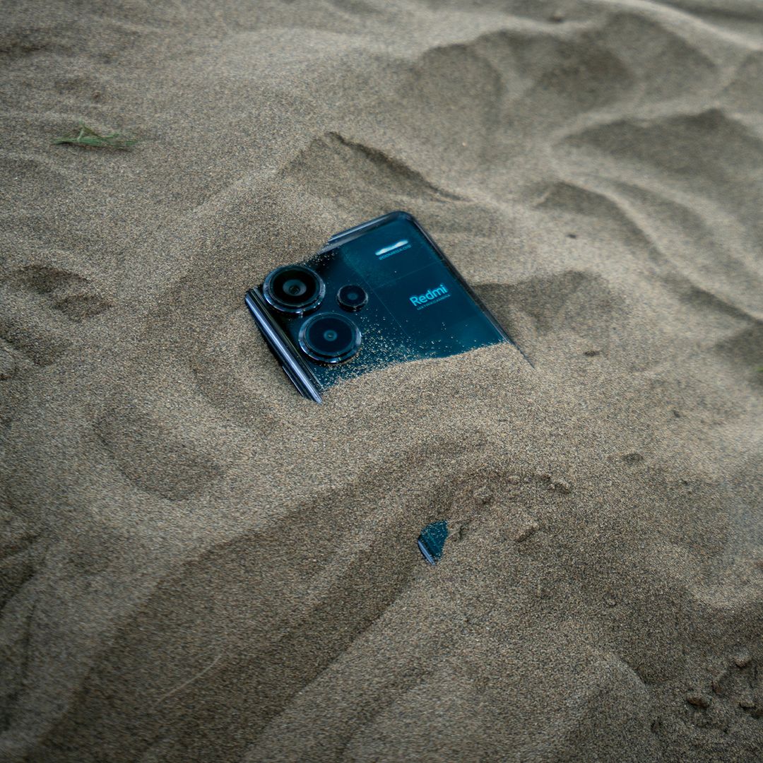 XiaomiNigeria's tweet image. If you found a Redmi Note 13 Pro+ 5G buried in the sand by the sea, would you return it to its owner or keep it for yourself? 🤔

#EveryShotIconic
#RedmiNote13ProPlus5G