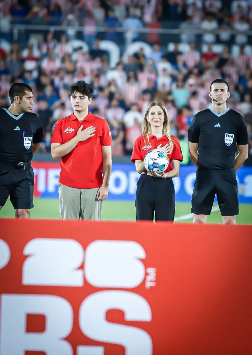 heinowpy's tweet photo. BOOOEE ASÍ ESTÁ PASIÓN CHICOS? 🤩❤️
Ayer, @pasionestudiopy estuvo más que presente😭❤️
@rrivas_belen y @francodarose entraron con el equipo de Paraguay y Brasil. Estamos tan felices de verlos llegar lejos ✨
La pregunta es ¿SE HACE CÁBALA? 👀
#HEiNow
📸 Leti Esteche https://t.co/YoSxRK5cT7