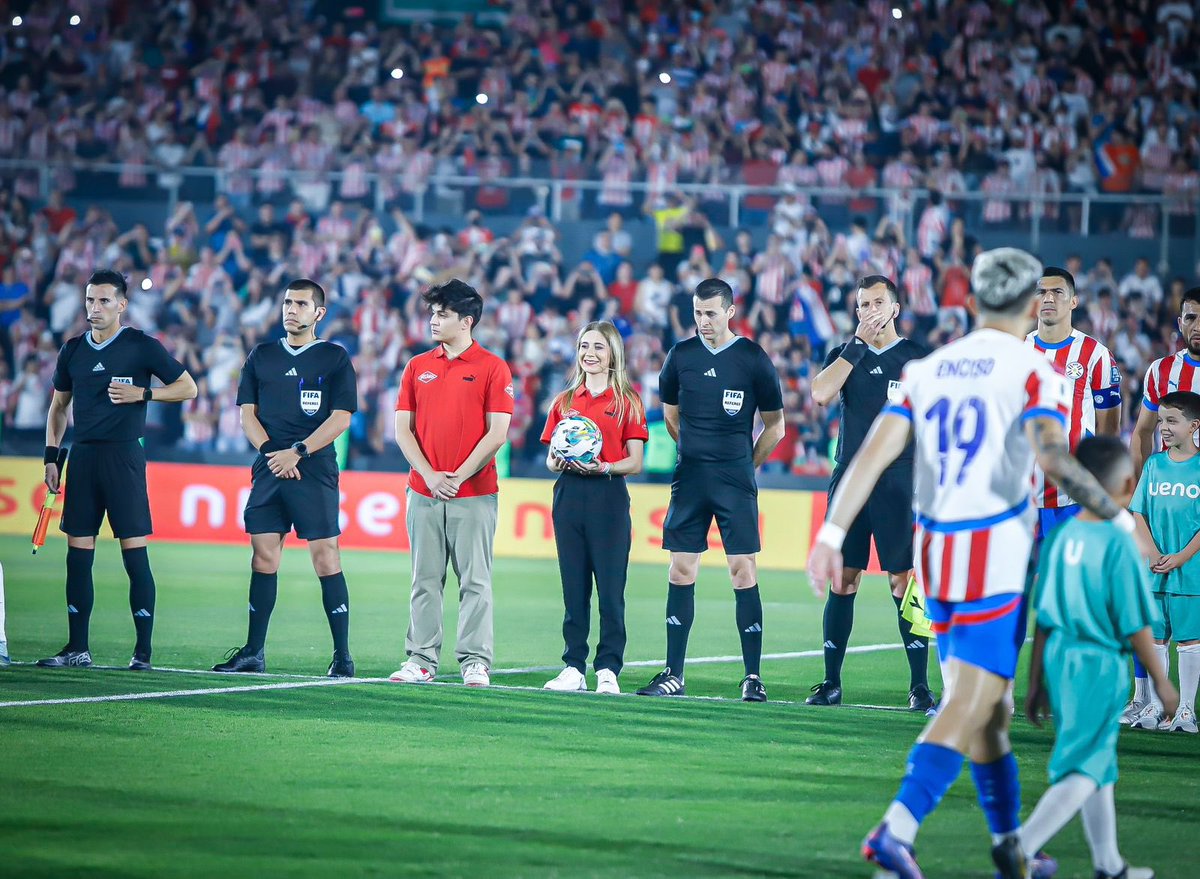 heinowpy's tweet photo. BOOOEE ASÍ ESTÁ PASIÓN CHICOS? 🤩❤️
Ayer, @pasionestudiopy estuvo más que presente😭❤️
@rrivas_belen y @francodarose entraron con el equipo de Paraguay y Brasil. Estamos tan felices de verlos llegar lejos ✨
La pregunta es ¿SE HACE CÁBALA? 👀
#HEiNow
📸 Leti Esteche https://t.co/YoSxRK5cT7