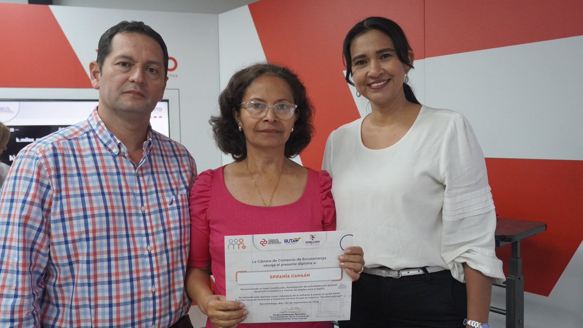 CCBucaramanga's tweet photo. ¡El programa Semilleros Ruta F celebra su 7ª cohorte! 🎓 

#Hoy graduamos a 28 empresarios que, gracias a su reciente vinculación con la #CCB, accederán a la amplia oferta institucional de programas📚 y capaciones especializadas de nuestra Estrategia de Fortalecimiento Empresarial. 🚀

En los últimos 8 meses, más de 200 empresarios🙋🏻‍♂️🙋🏻‍♀️🙋🏻‍♂️ han sido beneficiados con este programa, recibiendo 6️⃣ horas de acompañamiento personalizado por expertos en marketing digital, costos y estrategia comercial. ¡Seguimos impulsando el crecimiento y desarrollo de nuestros emprendedores! 💼💡