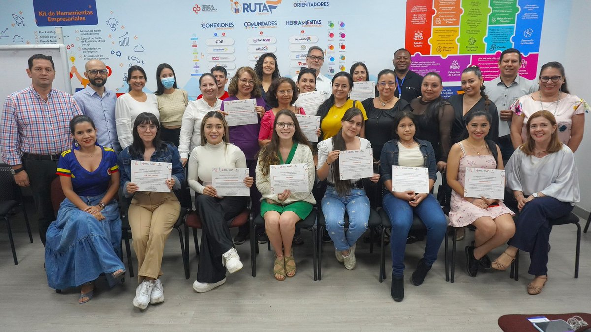 CCBucaramanga's tweet photo. ¡El programa Semilleros Ruta F celebra su 7ª cohorte! 🎓 

#Hoy graduamos a 28 empresarios que, gracias a su reciente vinculación con la #CCB, accederán a la amplia oferta institucional de programas📚 y capaciones especializadas de nuestra Estrategia de Fortalecimiento Empresarial. 🚀

En los últimos 8 meses, más de 200 empresarios🙋🏻‍♂️🙋🏻‍♀️🙋🏻‍♂️ han sido beneficiados con este programa, recibiendo 6️⃣ horas de acompañamiento personalizado por expertos en marketing digital, costos y estrategia comercial. ¡Seguimos impulsando el crecimiento y desarrollo de nuestros emprendedores! 💼💡